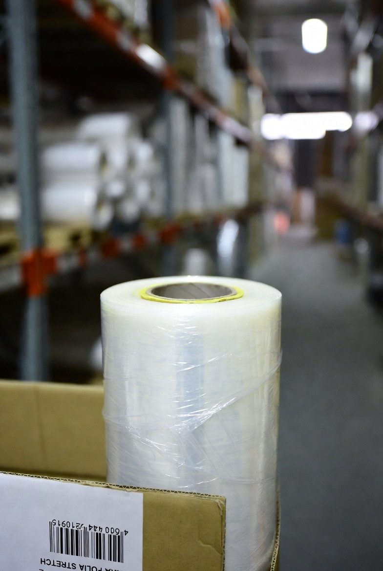 Rolka folii stretch z etykietą w magazynie producenta – Radom Mazowsze